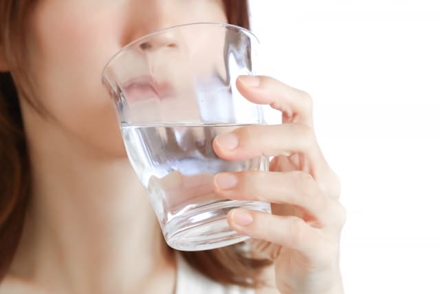 水をたくさん飲むと健康に良い？適切な摂取量と注意点