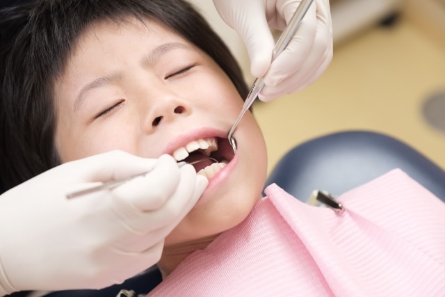 歯科の治療を受ける子ども