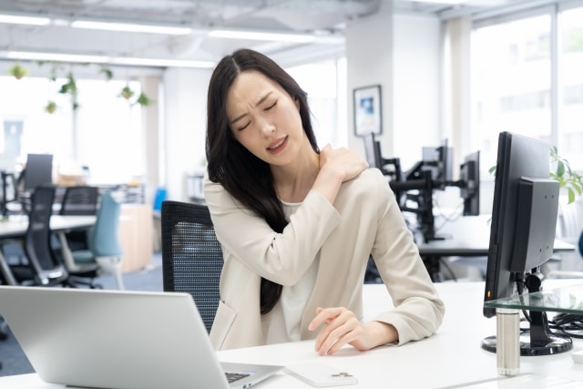 肩こりの原因は？自宅でできるセルフケアと予防法