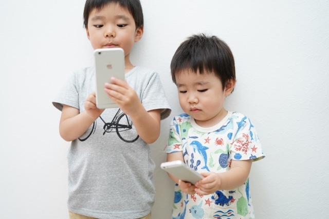 子どものスマホは何歳から？ルール作りとトラブル対策を解説